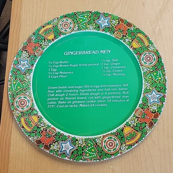 Gingerbread bundle..Cookie pans, tin plate with recipe, cutters, figures, plate - Picture 8 of 13